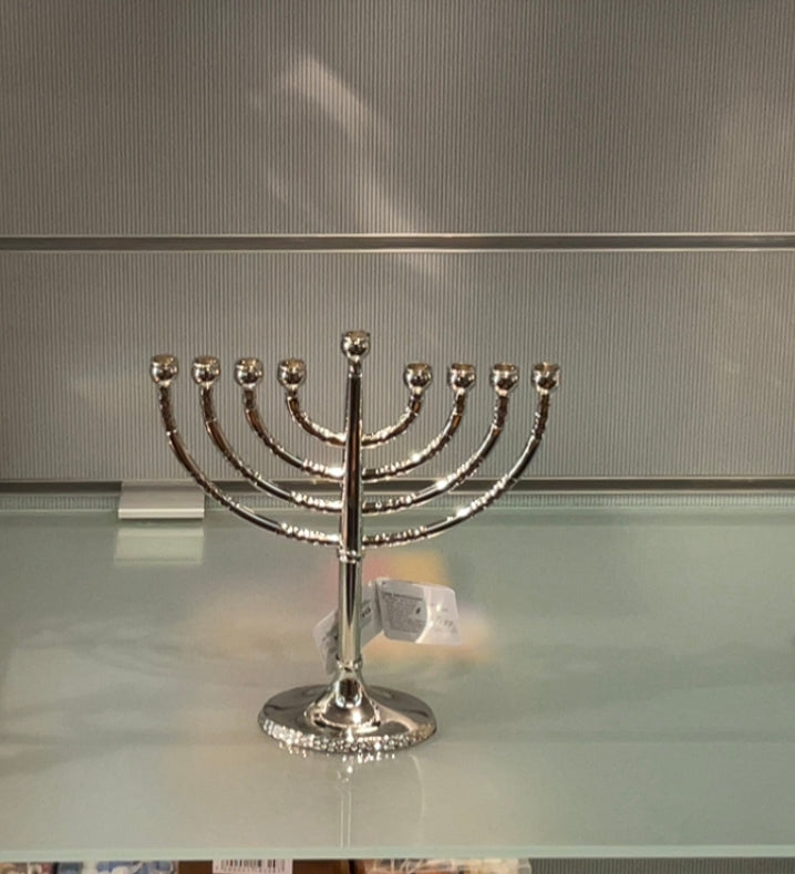 Classic elegance with hammered accents